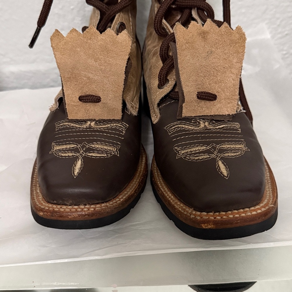 Woman’s Lace up Western boots - Picture 5 of 6